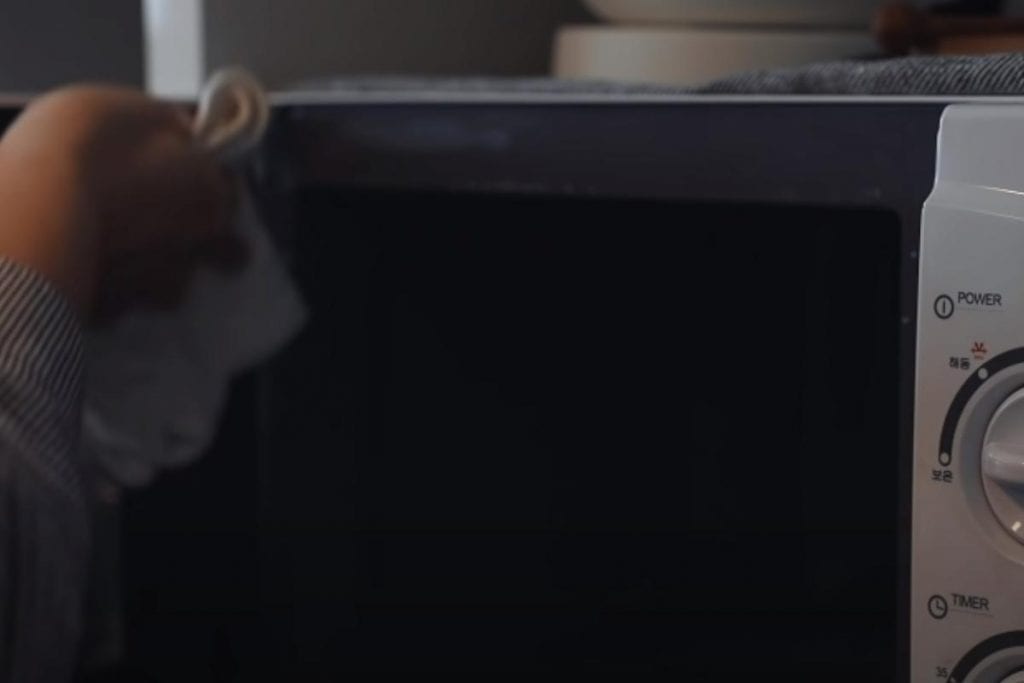 Living Alone Tips | In the Kitchen 16 Clean your microwave with baking soda 3