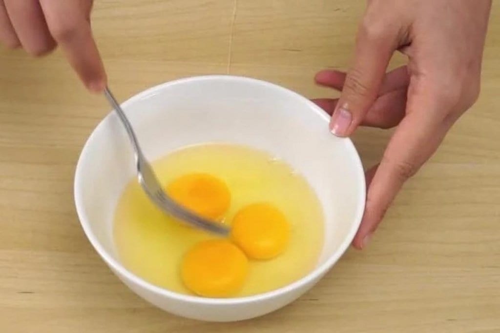 This Is How You Get Super Fluffy Omelets (You Will Wish You Knew This Sooner) 1 Beat the egg white and egg yolks in one bowl 1