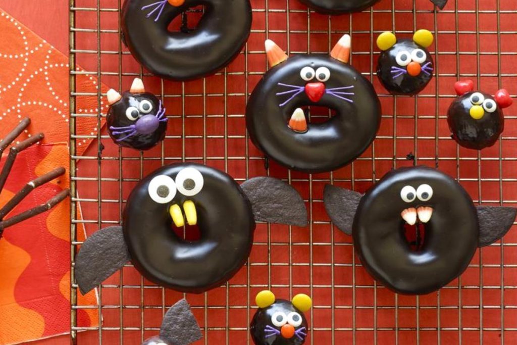 5 Halloween Themed Desserts (No.4 is the easiest!) 5 Black Cat Bat Spider and Mice Doughnuts