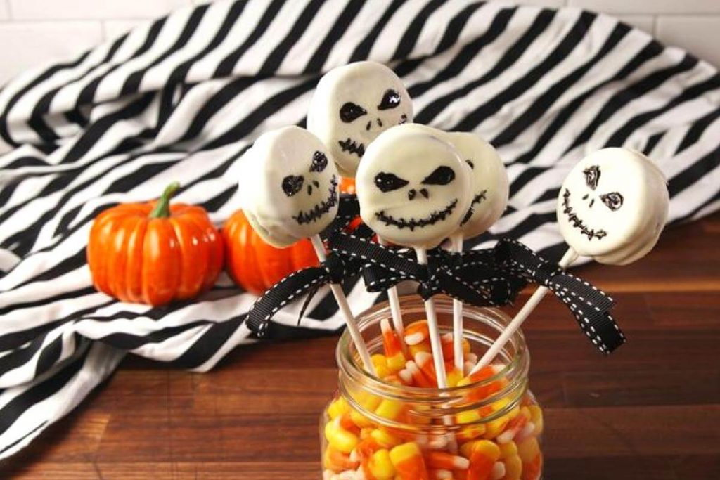 5 Halloween Themed Desserts (No.4 is the easiest!) 3 Jack Skellington Oreo Pops 1