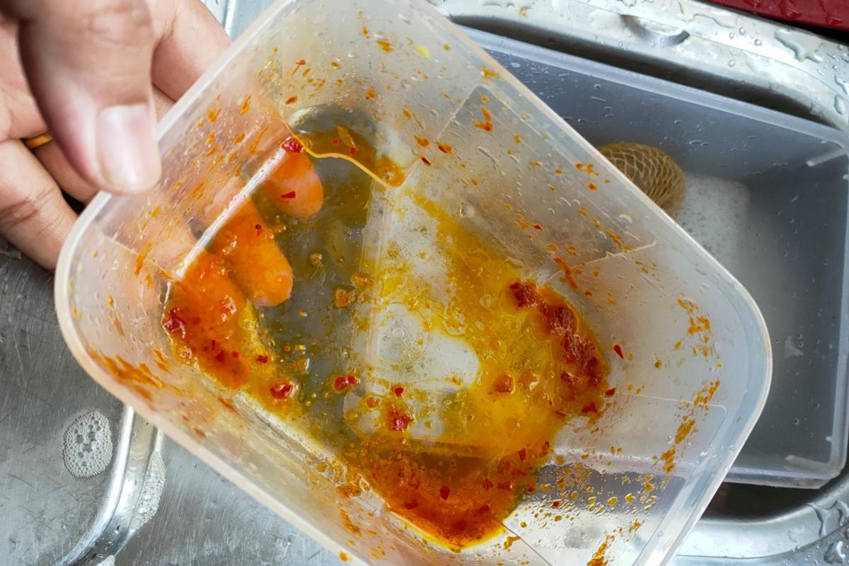 You Won’t Believe How Easy It Is To Wash Oily Dishes Now