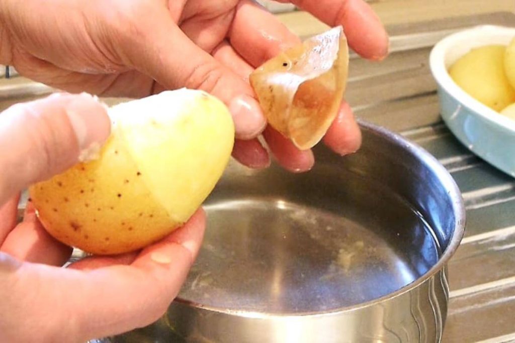 7 Incredible Peeling Hacks You Should Know To Make Life Easier In The Kitchen (No.5 IS FUN!) 9 Peel USING A KNIFE SOME HOT WATER