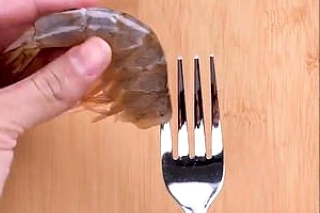 7 Incredible Peeling Hacks You Should Know To Make Life Easier In The Kitchen (No.5 IS FUN!) 4 Peeling USING A FORK