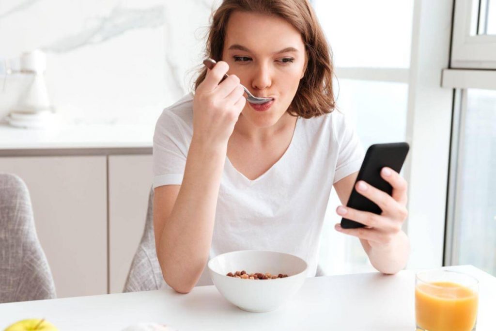 See How The Raisin Trick Helps Along With Other Weight Loss Hacks (No.7 May Surprise You) 6 Put away your phone when eating 1