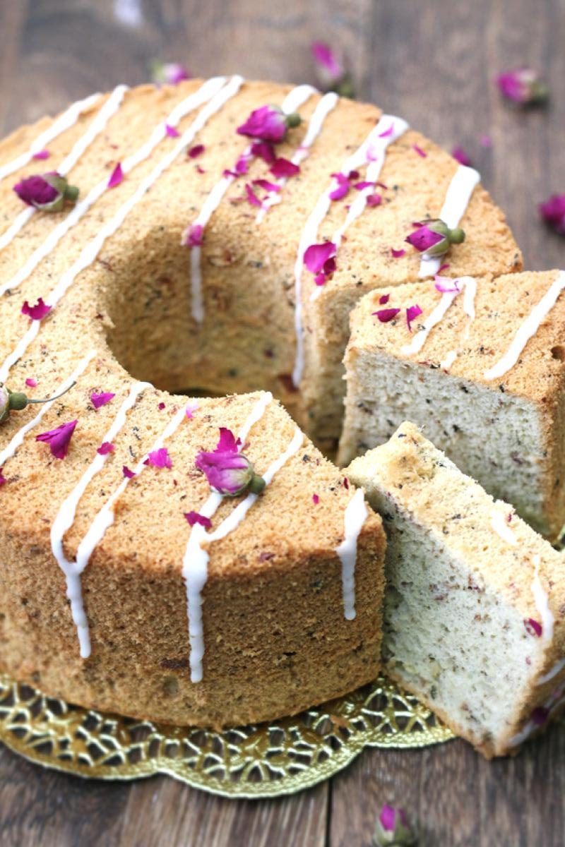 15 Easy Ways To Decorate Your Chiffon Cake 2022 (No.7 is so beautiful!) 3 Edible Flowers White Chocolate Drizzle Chiffon Cake
