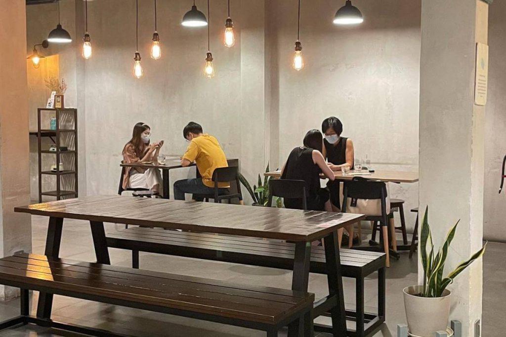 7 Kafe Terbaik di Petaling Jaya 2025 4 Strangers at