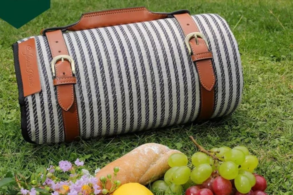 8 Tikar Piknik Terbaik di Malaysia 2025 3 Portable Waterproof Foldable Picnic Mat