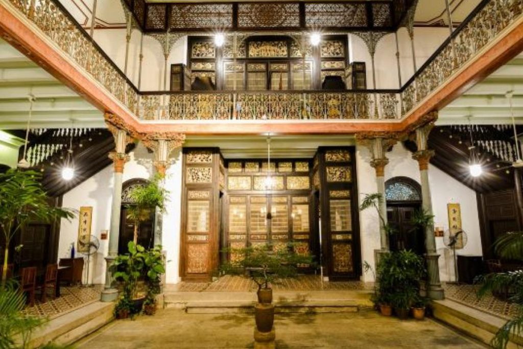 10 Tempat Penginapan Terbaik di Pulau Pinang 2025 9 Cheong Fatt Tze The Blue Mansion