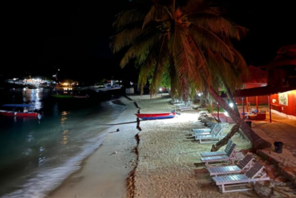 8 Tempat Menarik di Pulau Perhentian 2025 18 Bask in The Sunset At Coral Bay