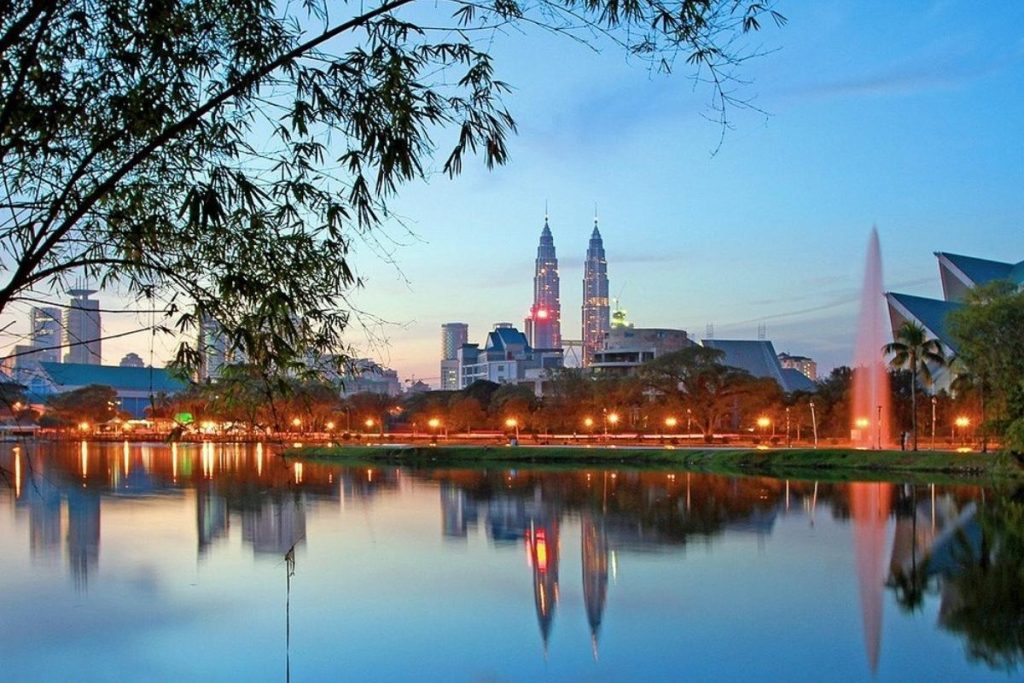 Top 9 Best Things to do in Kuala Lumpur 2025 7 Have A Picnic At Taman Tasik Titiwangsa