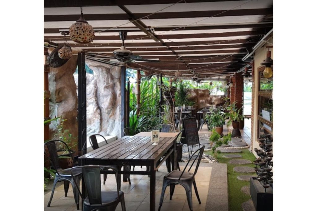 8 Tempat Menarik bagi Sambutan Birthday di Johor 2025 11 The Cave Restaurant