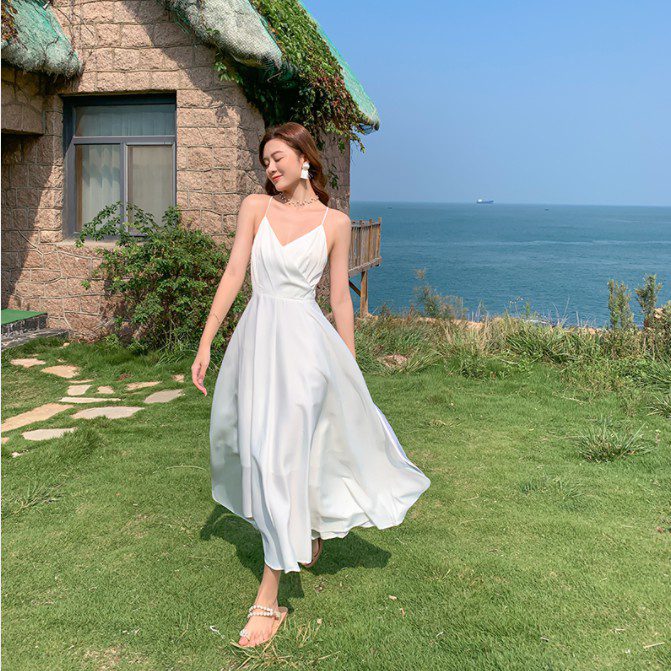 8 Dress Labuh Mampu Milik Terbaik untuk Anda 2025 9 Backless Halter Dress