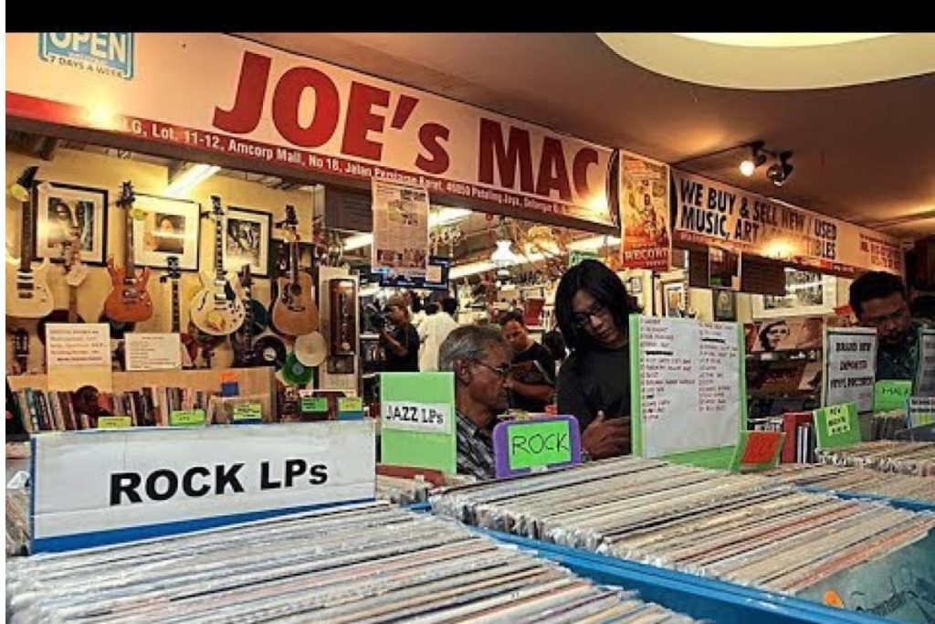 Top 8 Best Economical Shopping Places in KL 2025 5 Flea Market at AMCORP Mall