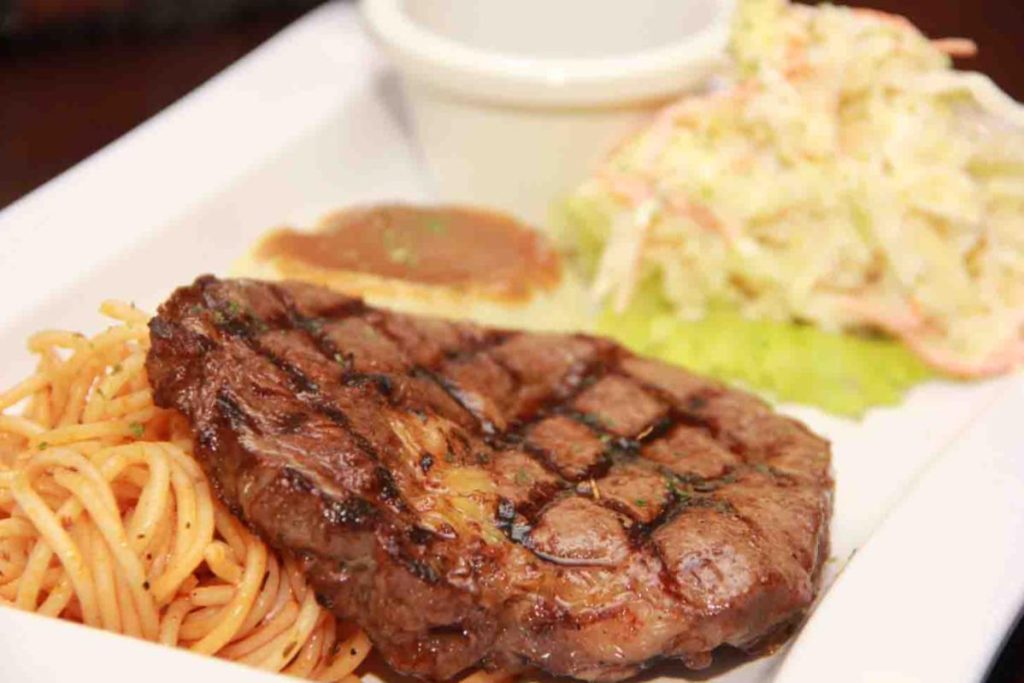 8 Aktiviti Menarik untuk Dilakukan di Raub, Pahang 2025 7 Having Dinner at East Coast Coffee House