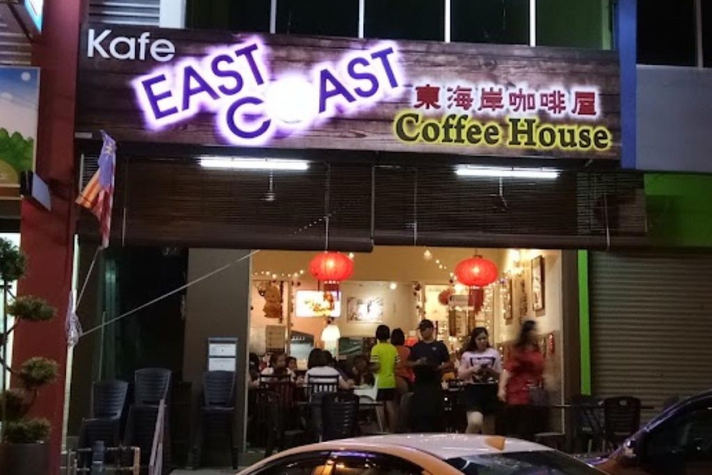 8 Aktiviti Menarik untuk Dilakukan di Raub, Pahang 2025 6 Having Dinner at East Coast Coffee House
