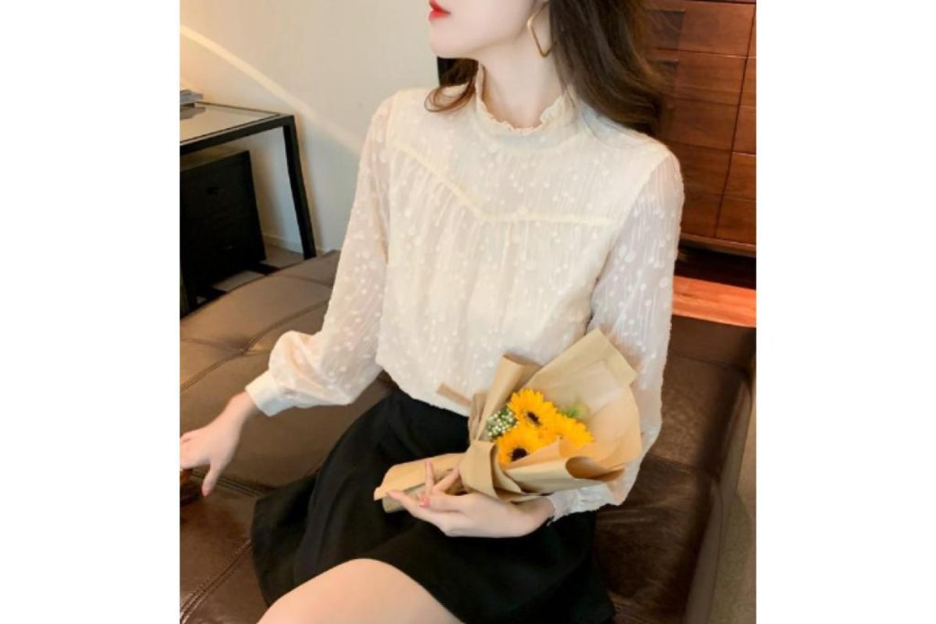 8 Baju Renda Putih Terbaik di Malaysia 2025 8 High Collar Chiffon Lace Top