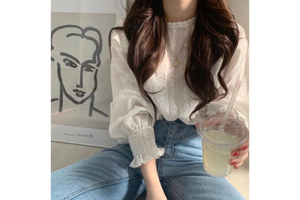 8 Baju Renda Putih Terbaik di Malaysia 2025 2 Korean Lace Blouse