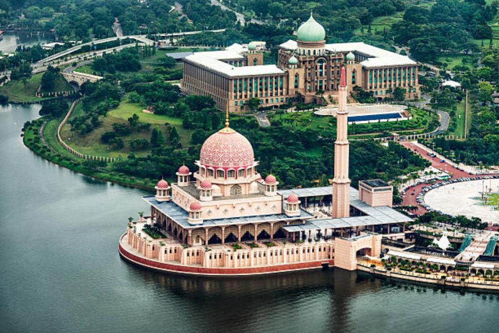 8 Masjid Tercantik & Terbaik untuk Dikunjungi di Malaysia 2025 7 Masjid Putra Putrajaya