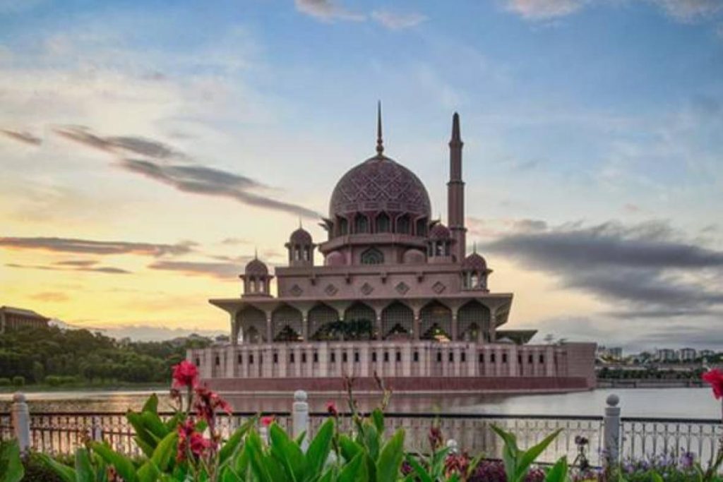8 Masjid Tercantik & Terbaik untuk Dikunjungi di Malaysia 2025 6 Masjid Putra Putrajaya