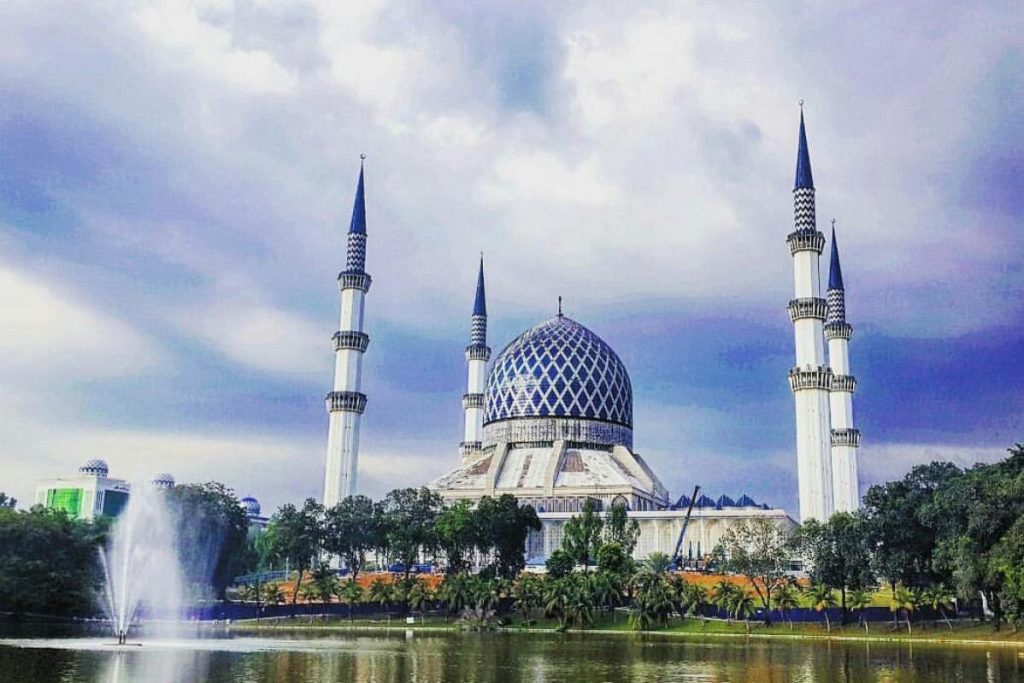 8 Masjid Tercantik & Terbaik untuk Dikunjungi di Malaysia 2025 2 Masjid Sultan Salahuddin Abdul Aziz Shah Shah Alam