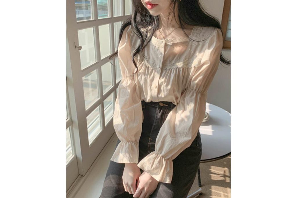 8 Baju Renda Putih Terbaik di Malaysia 2025 6 Retro Square Collar Lace Top