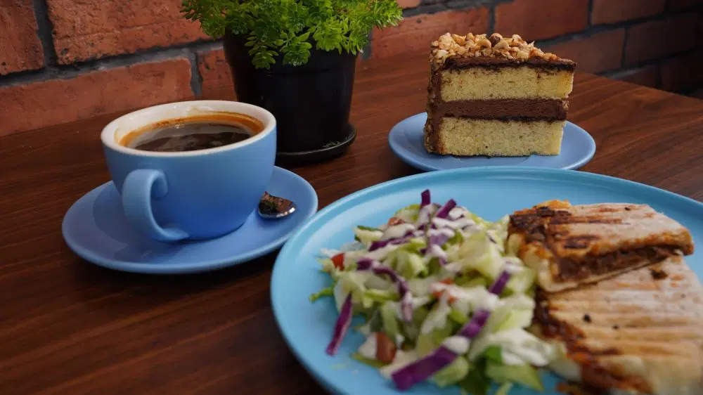 9 Kafe Terbaik di Kota Kemuning & Bukit Rimau 2025 12 The Komunal Cafe