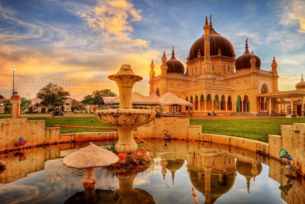 8 Masjid Tercantik & Terbaik untuk Dikunjungi di Malaysia 2025 17 The Zahir Mosque Kedah