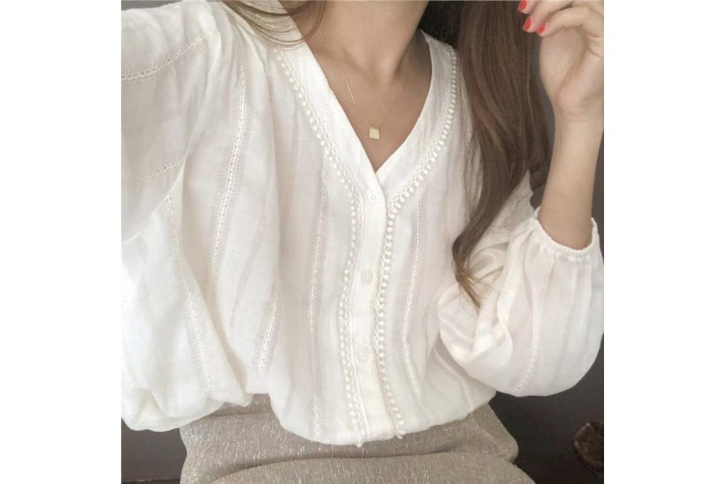 8 Baju Renda Putih Terbaik di Malaysia 2025 4 V neck White Lace Shirt