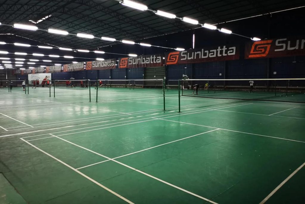 20 Gelanggang Badminton Terbaik di KL & Selangor 2025 39 White Fairy Futsal Badminton Court