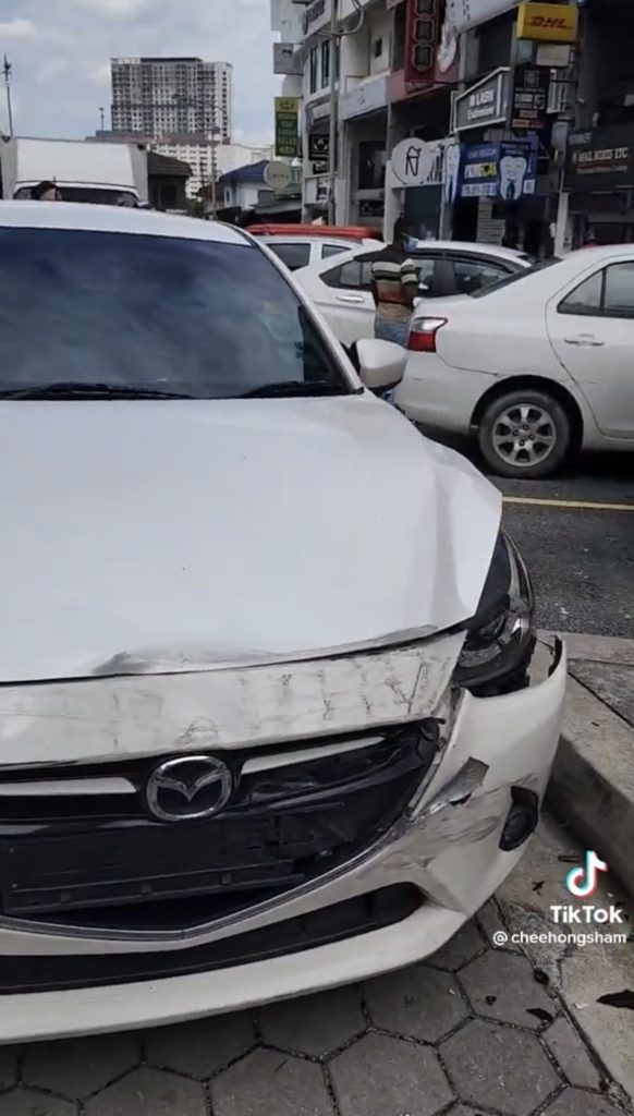 Damansara Uptown kecoh kerana kemalangan melibatkan 3 kereta. 3 3