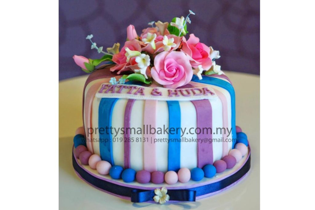 40 Kek Tunang yang Ringkas tetapi Menarik 2025 16 Biru Ungu dan Pink Cerah