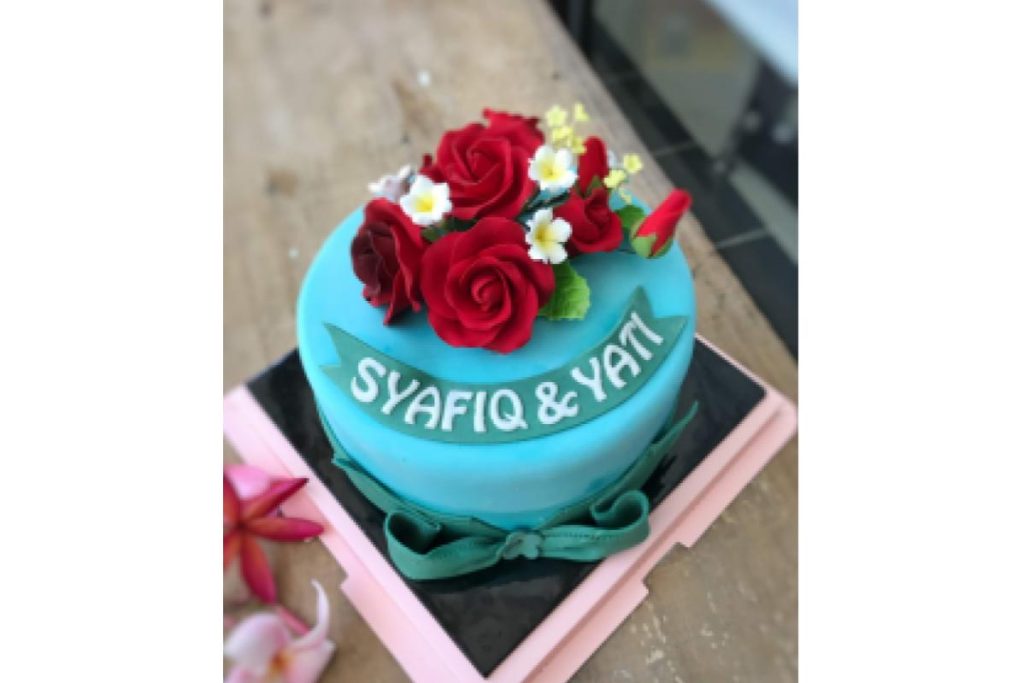 40 Kek Tunang yang Ringkas tetapi Menarik 2025 2 Biru dan Ros Merah