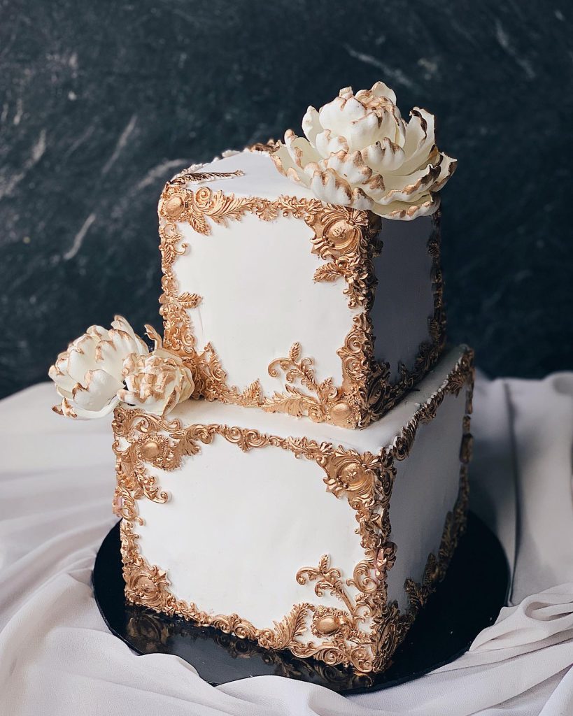 40 Kek Tunang yang Ringkas tetapi Menarik 2025 21 Putih dan Emas