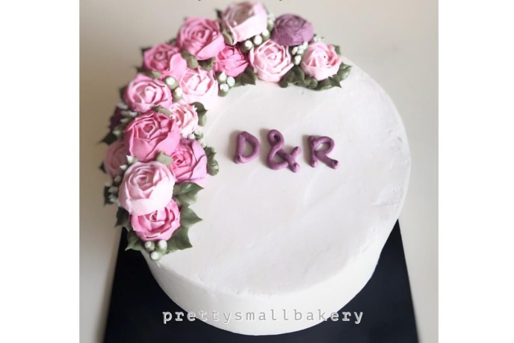 40 Kek Tunang yang Ringkas tetapi Menarik 2025 11 Ungu dan Pink Cerah