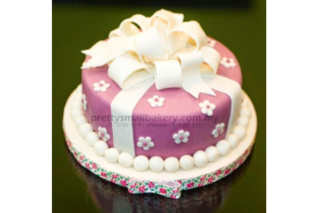 40 Kek Tunang yang Ringkas tetapi Menarik 2025 18 Ungu dan Putih