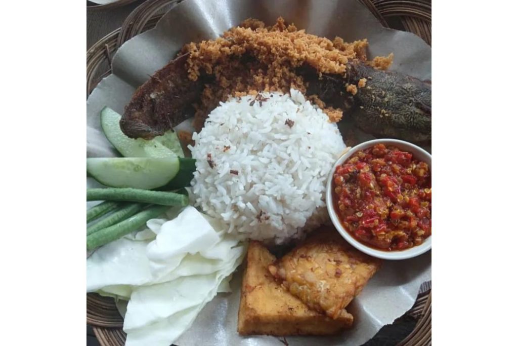 Top 10 Best Ayam Penyet in KL & Selangor 2025 19 Ayam-Penyet-Braga--