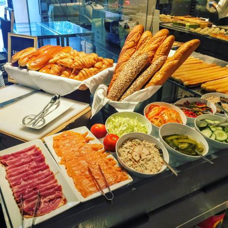 9 Bufet Halal Terbaik di Johor Bahru 2025 5 Cafe BLD at Renaissance Johor Bahru Hotel