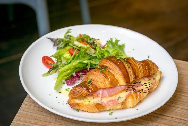 <strong>8 Croissant Terbaik di Pulau Pinang 2025</strong> 3 Black-Kettle--