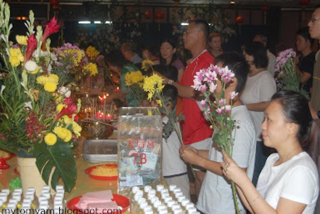 Top 10 Best Places To Visit in Malaysia During Wesak Day 2023 7 Offer-Flowers-To-Pay-Homage-To-The-Teachings-Of-Lord-Buddha-At-Thean-Hou-Temple-