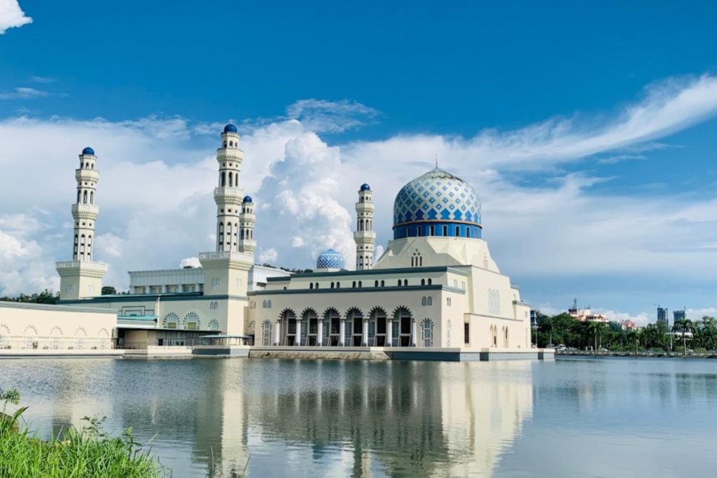 10 Aktiviti Menarik Untuk Dilakukan di Kota Kinabalu 2025 2 Be-Amazed-By-The-Architecture-Of-The-Masjid-Bandaraya-Kota-Kinabalu