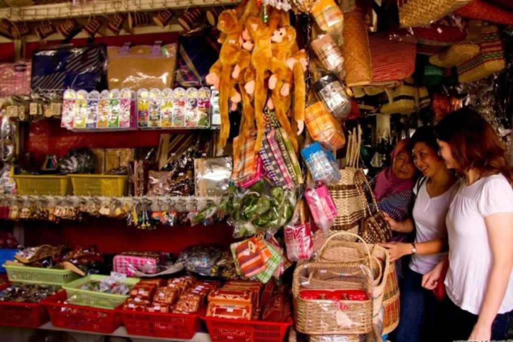 10 Aktiviti Menarik Untuk Dilakukan di Kota Kinabalu 2025 19 Buy-Souvenirs-At-The-Kota-Kinabalu-Handicraft-Market-