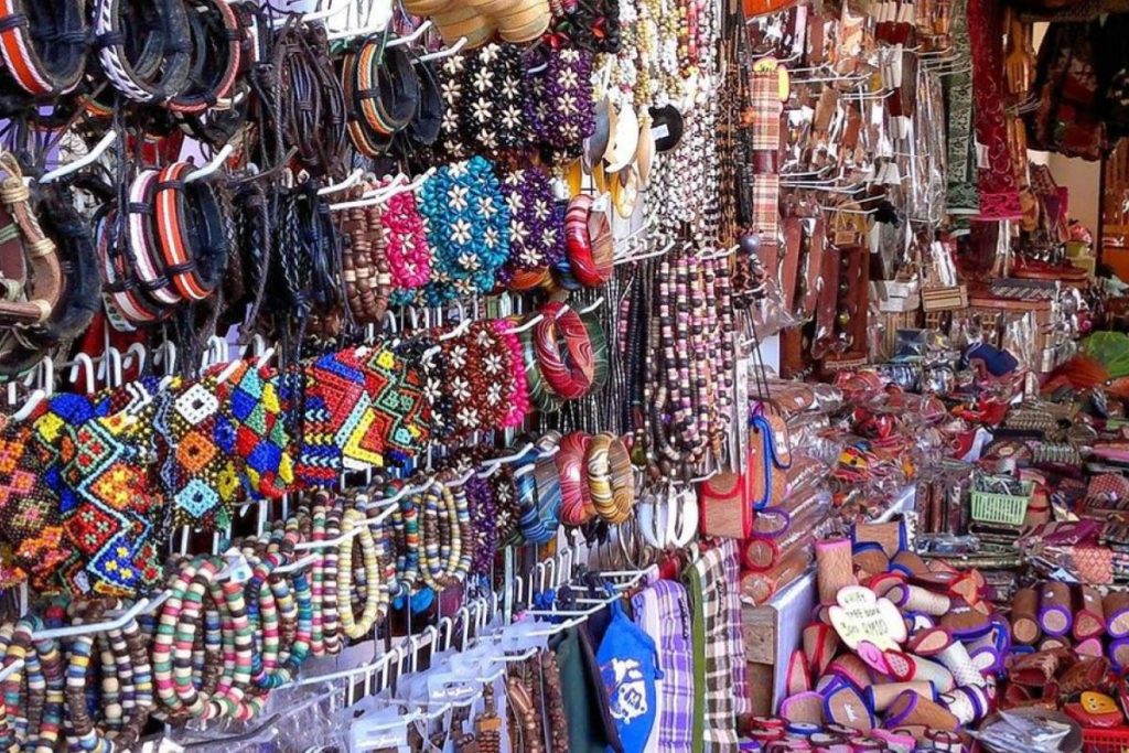 10 Aktiviti Menarik Untuk Dilakukan di Kota Kinabalu 2025 18 Buy-Souvenirs-At-The-Kota-Kinabalu-Handicraft-Market