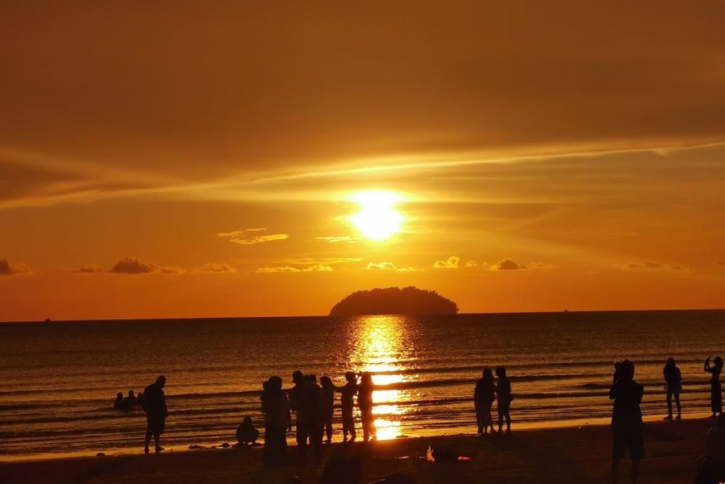 10 Aktiviti Menarik Untuk Dilakukan di Kota Kinabalu 2025 10 Enjoy-The-Sunset-At-The-Tanjung-Aru-Beach