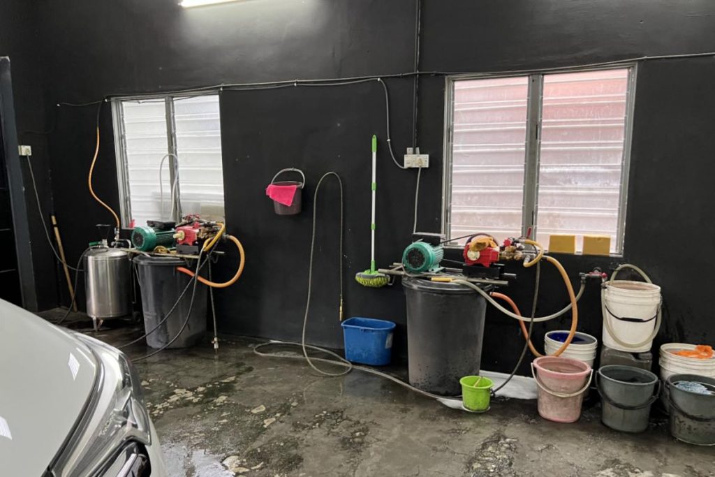 10 Perkhidmatan Mencuci Kereta Terbaik di Ipoh 2025 17 Hands-On-Car-Wash-