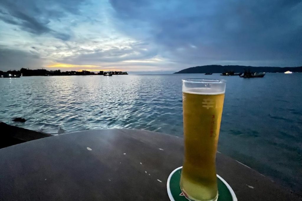 10 Aktiviti Menarik Untuk Dilakukan di Kota Kinabalu 2025 14 Have-A-Drink-At-The-KK-Waterfront-