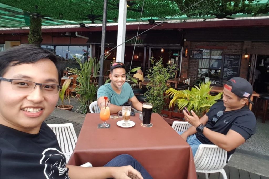 10 Aktiviti Menarik Untuk Dilakukan di Kota Kinabalu 2025 15 Have-A-Drink-At-The-KK-Waterfront-