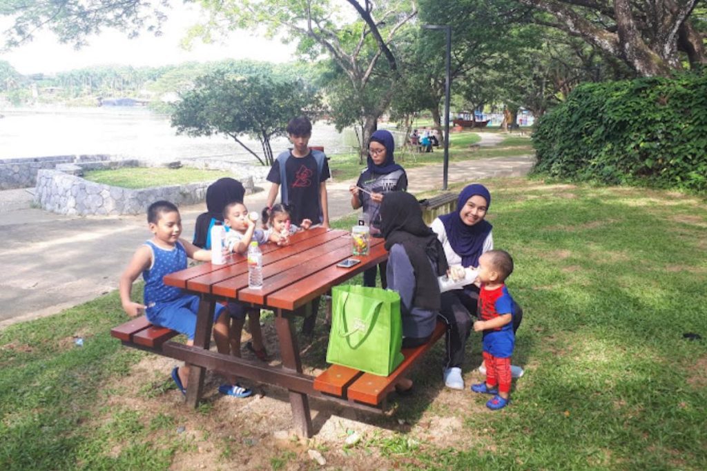 10 Aktiviti Menarik Untuk Dilakukan di Shah Alam 2025 9 Have-A-Family-Picnic-At-The-Shah-Alam-Lake-Garden-