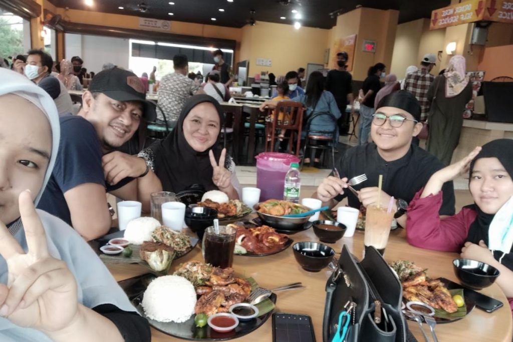 10 Aktiviti Menarik Untuk Dilakukan di Kota Kinabalu 2025 17 Indulge-In-Fresh-Seafood-At-The-Grill-Fish-Restaurant-