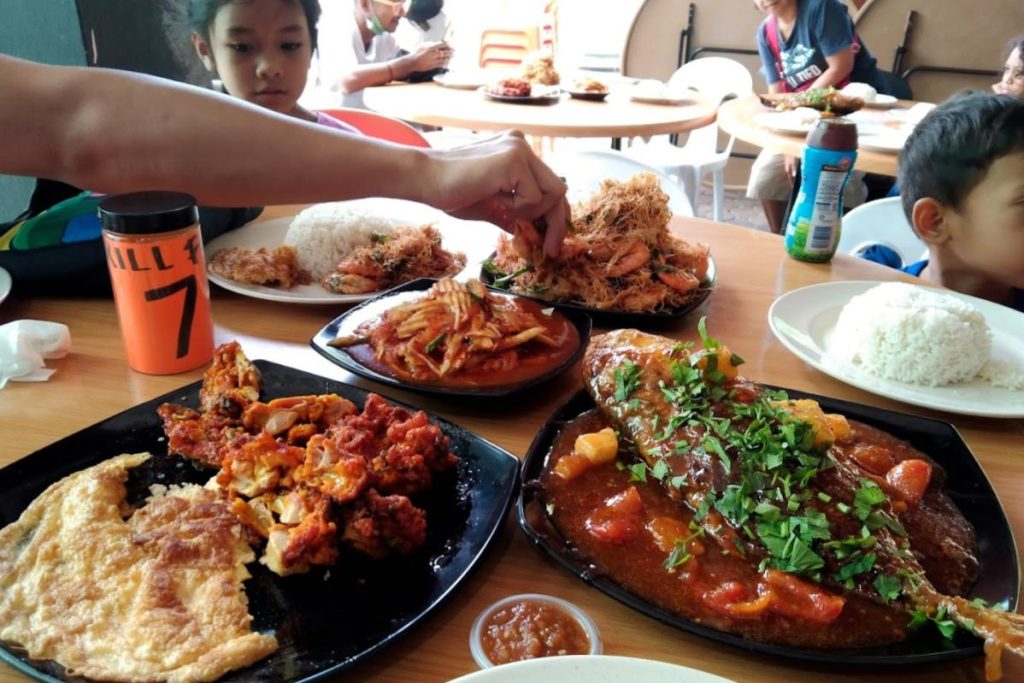 10 Aktiviti Menarik Untuk Dilakukan di Kota Kinabalu 2025 16 Indulge-In-Fresh-Seafood-At-The-Grill-Fish-Restaurant