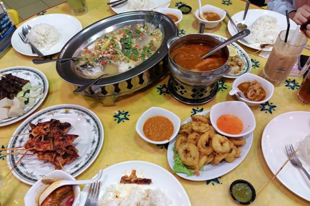 10 Aktiviti Menarik Untuk Dilakukan di Iskandar Puteri 2025 19 Taste-Local-Delights-At-The-Mana-Cafe-